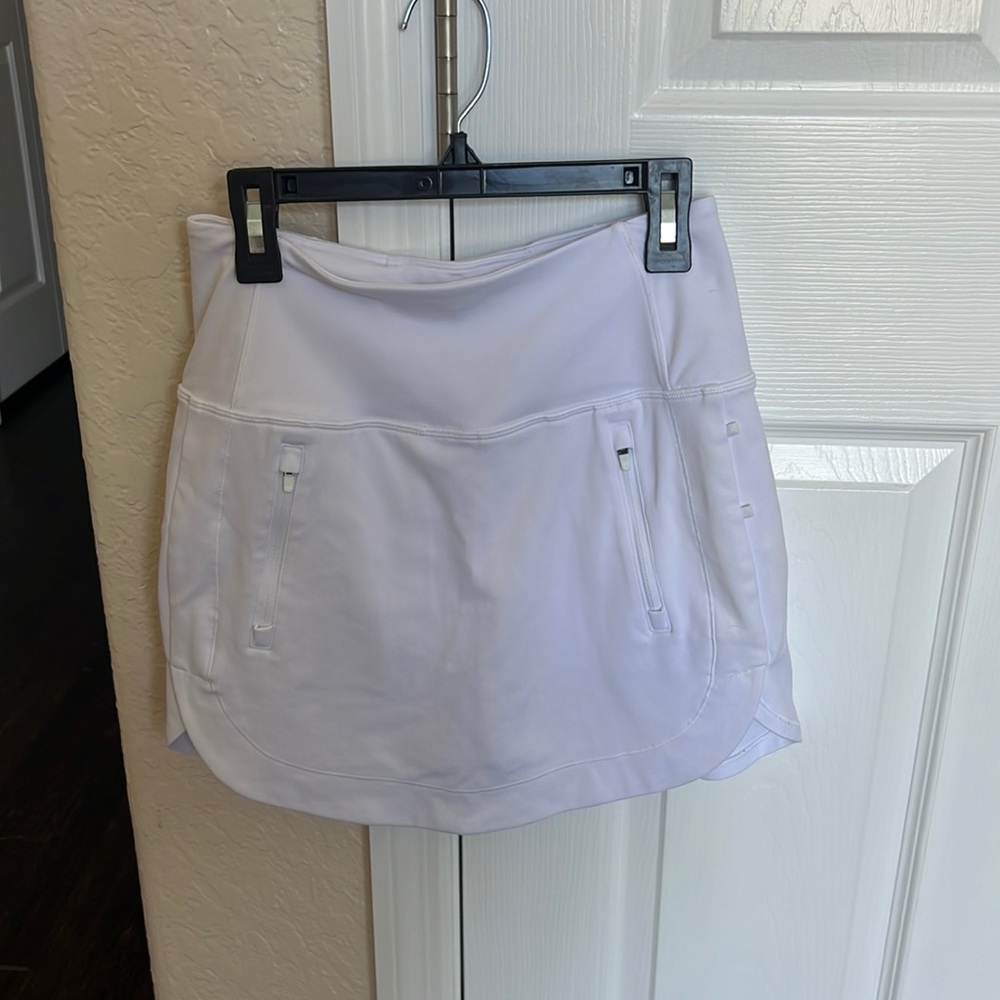 white athleta fairway gold skort 16”